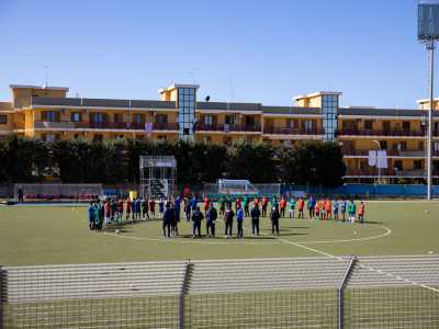 Avvicinandoci al campo in erba sintetica notiamo le tre squadre di Bitetto, Ruvo di Puglia e Ceglie Messapica...